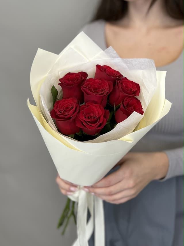 Красочный букет из 7 стандартных красных роз в упаковке Красочный букет из 7 стандартных красных роз в упаковке