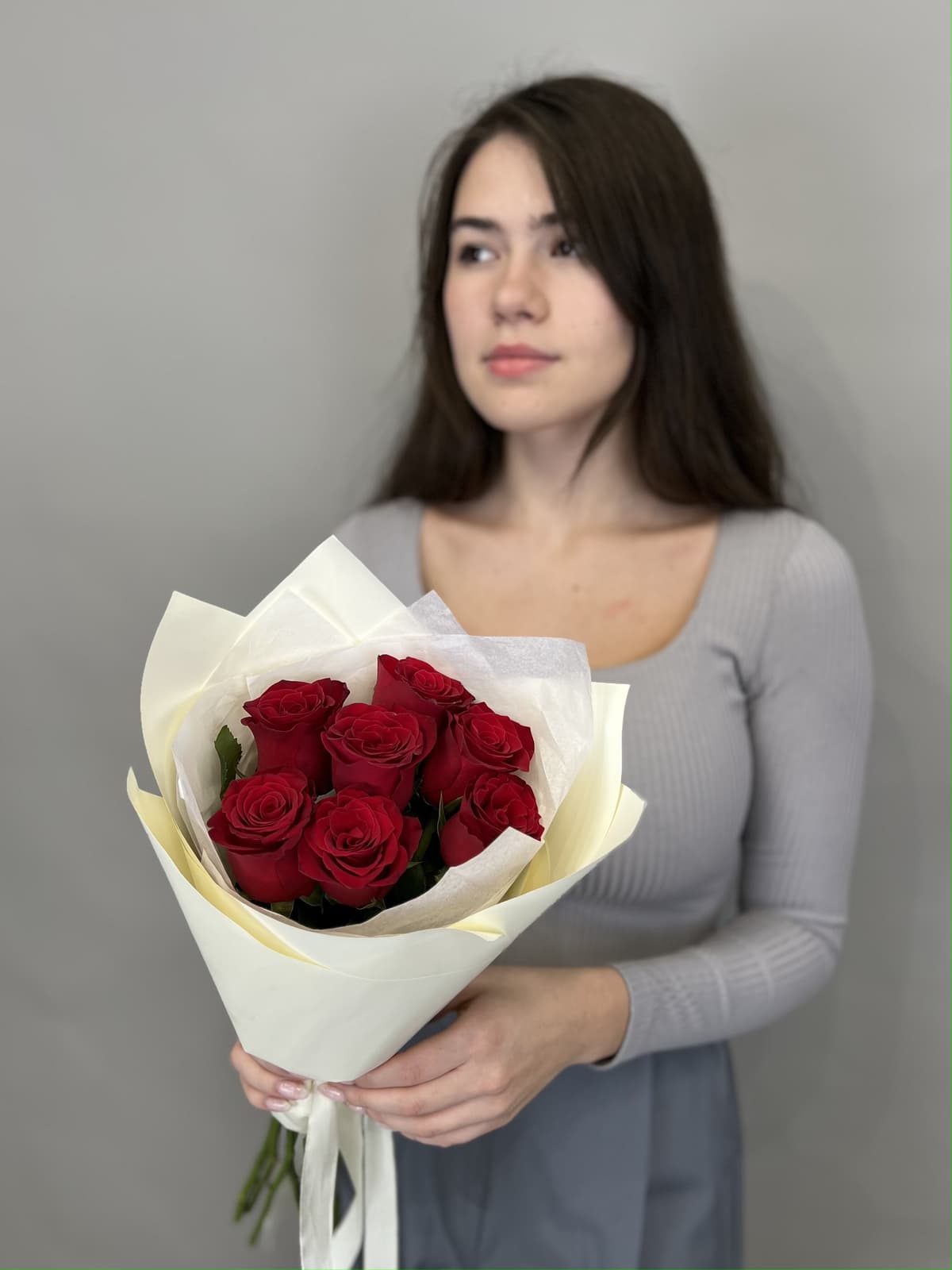 Красочный букет из 7 стандартных красных роз 50 см
