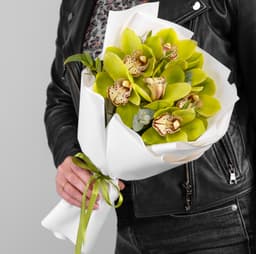 Дизайнерский букет из 7 зеленых Орхидей в матовой бумаге с зеленью
