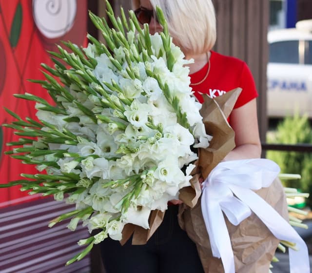 Букет из 75 Гладиолусов в матовой бумаге Букет из 75 Гладиолусов в матовой бумаге