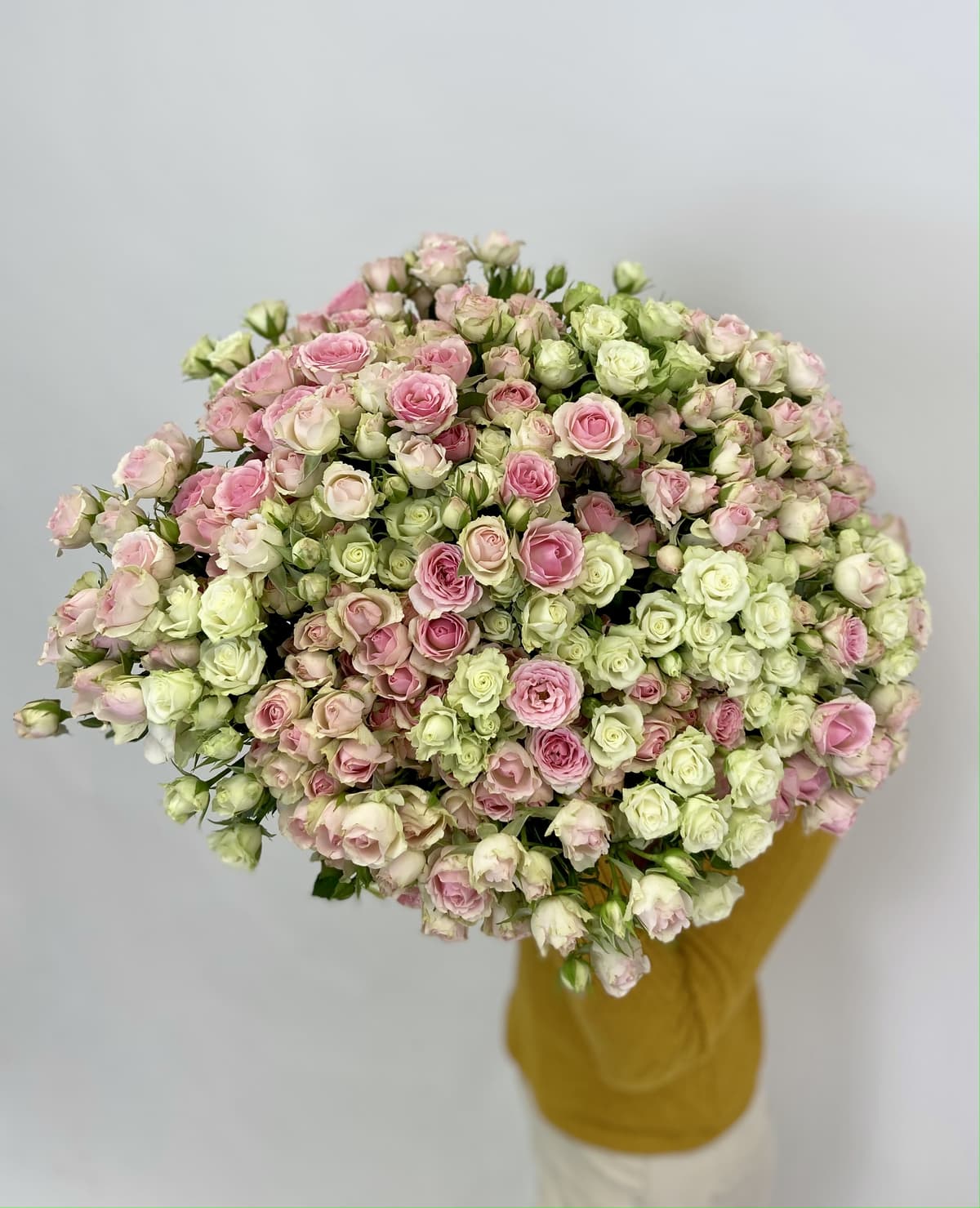 Классический букет из 75 кустовых роз