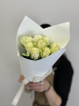 Оригинальный букет из 9 белых роз Кения 35-40см в матовом оформлении