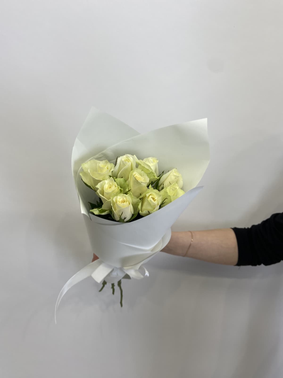 Оригинальный букет из 9 белых роз Кения 35-40см в матовом оформлении
