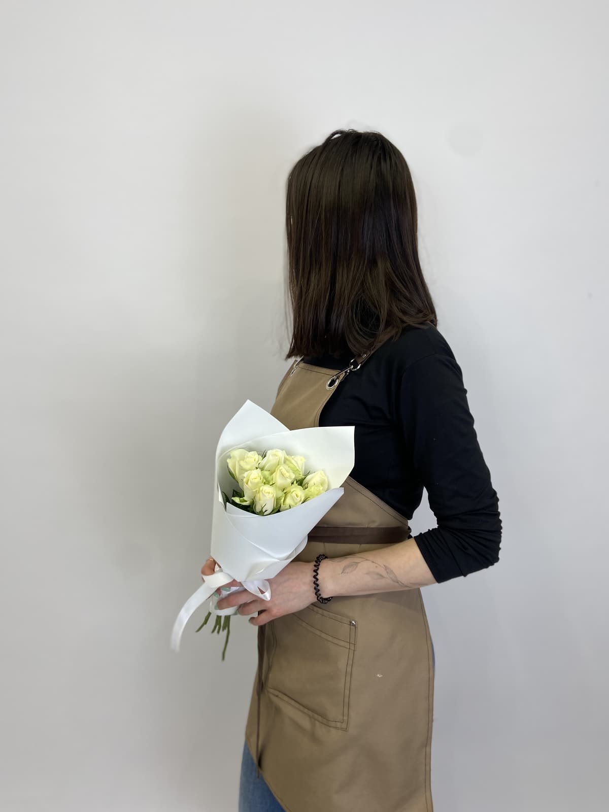 Оригинальный букет из 9 белых роз Кения 35-40см в матовом оформлении