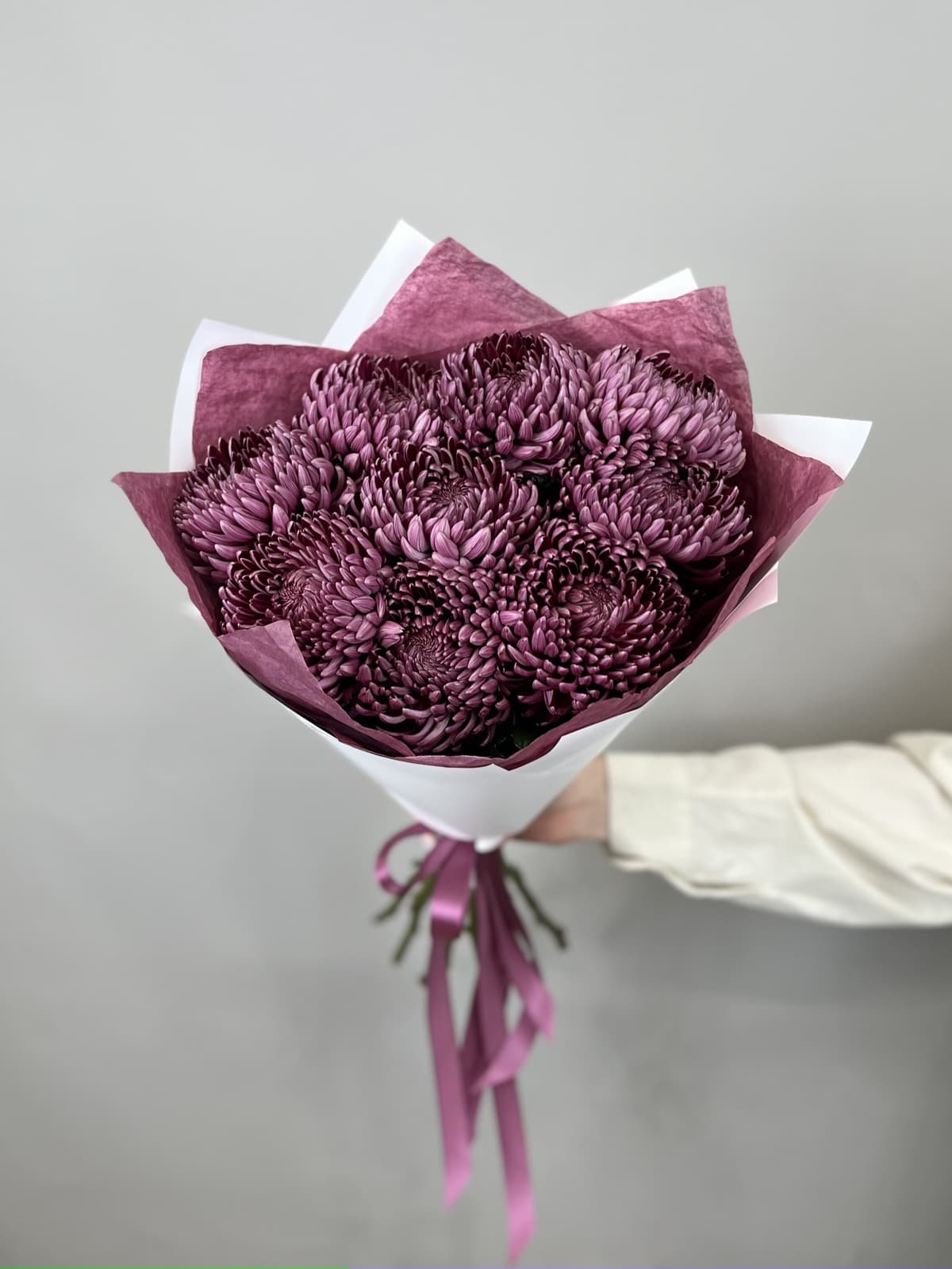 Букет из 9 фиолетовых хризантем "Бигуди"