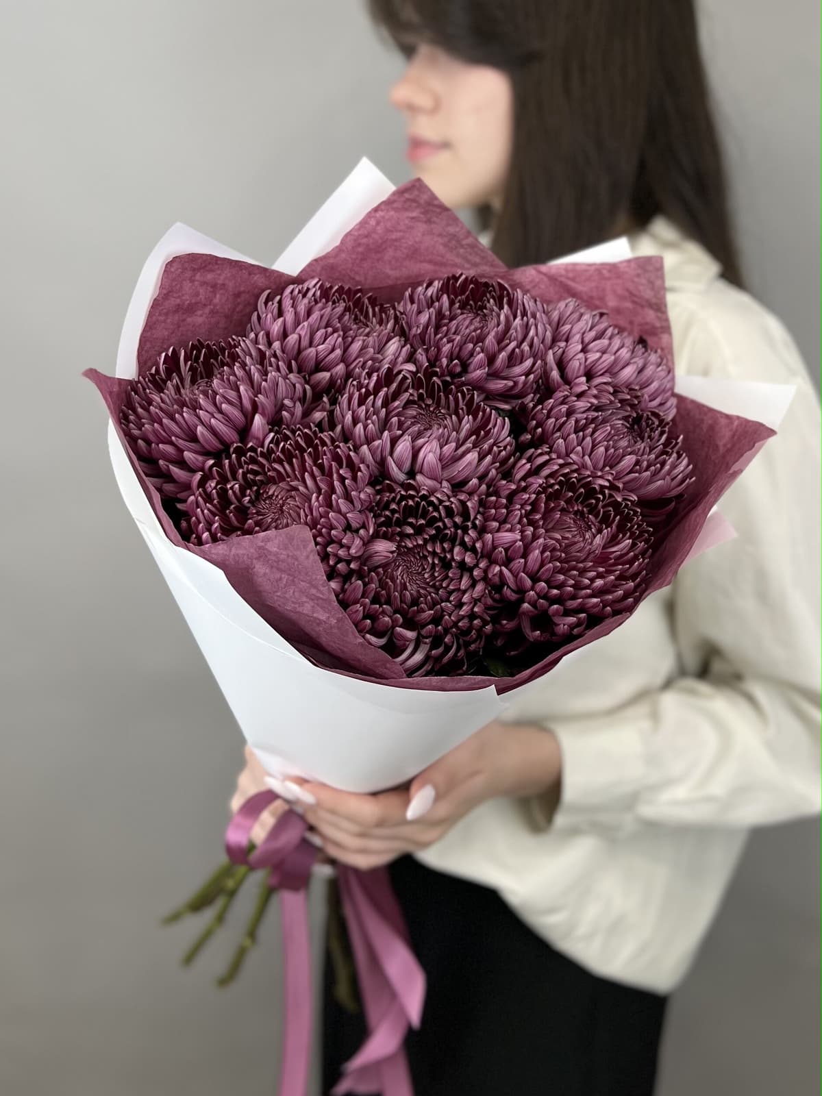 Букет из 9 фиолетовых хризантем "Бигуди"