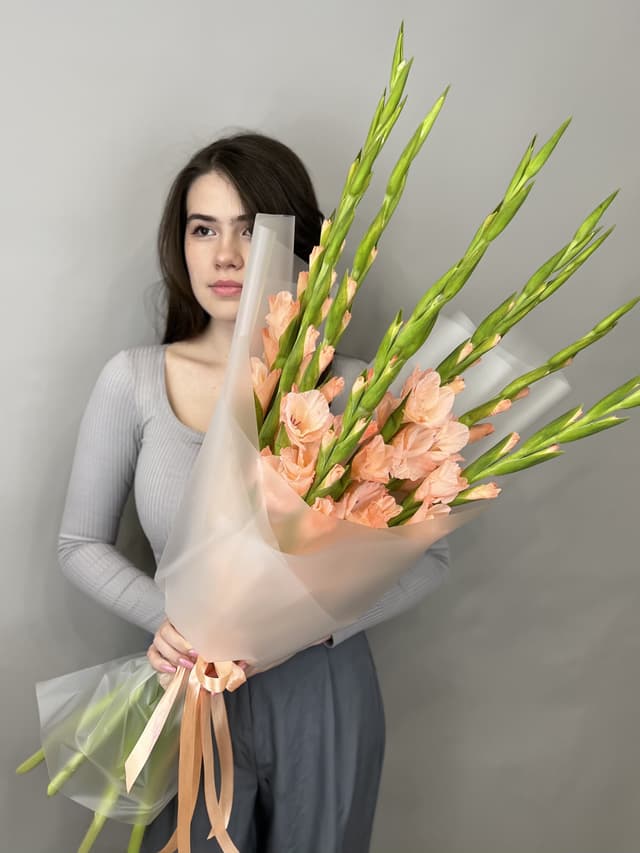 Букет из 9 гладиолусов персик в матовой бумаге Букет из 9 гладиолусов персик в матовой бумаге