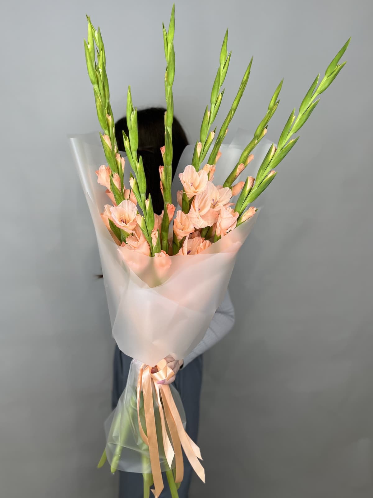 Букет из 9 гладиолусов персик в матовой бумаге