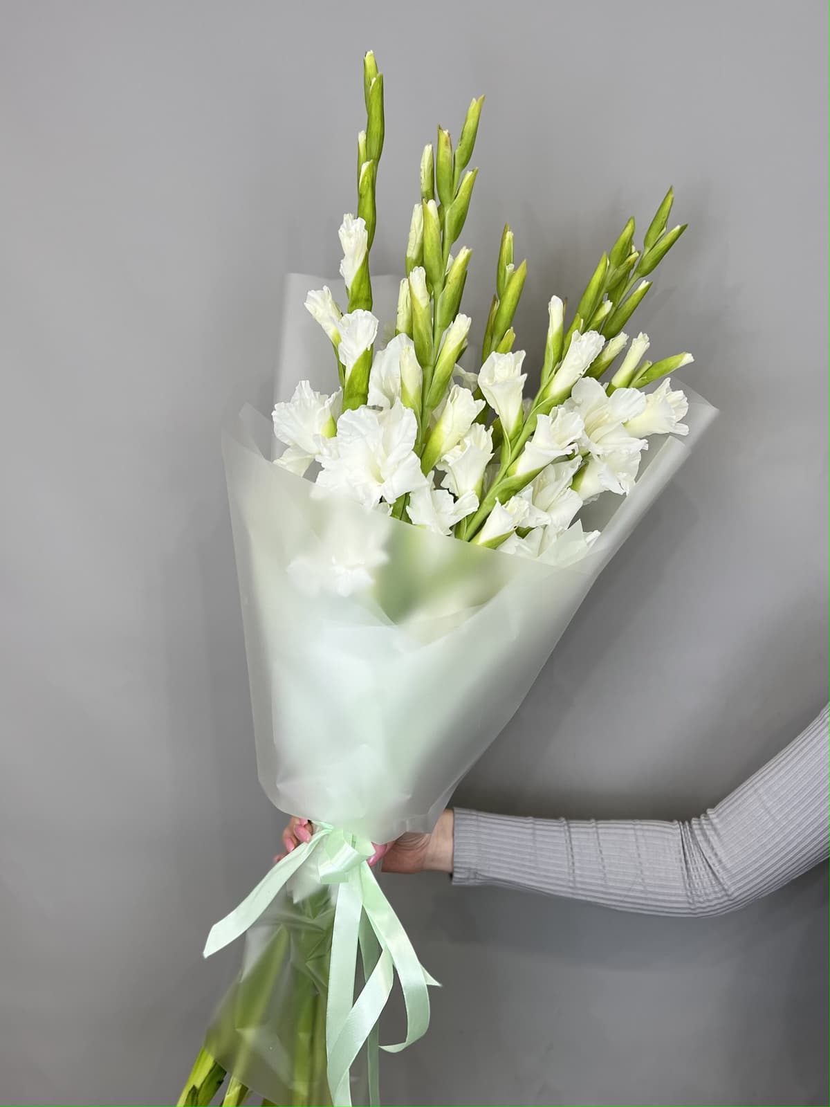 Букет из 9 Гладиолусов в матовой бумаге