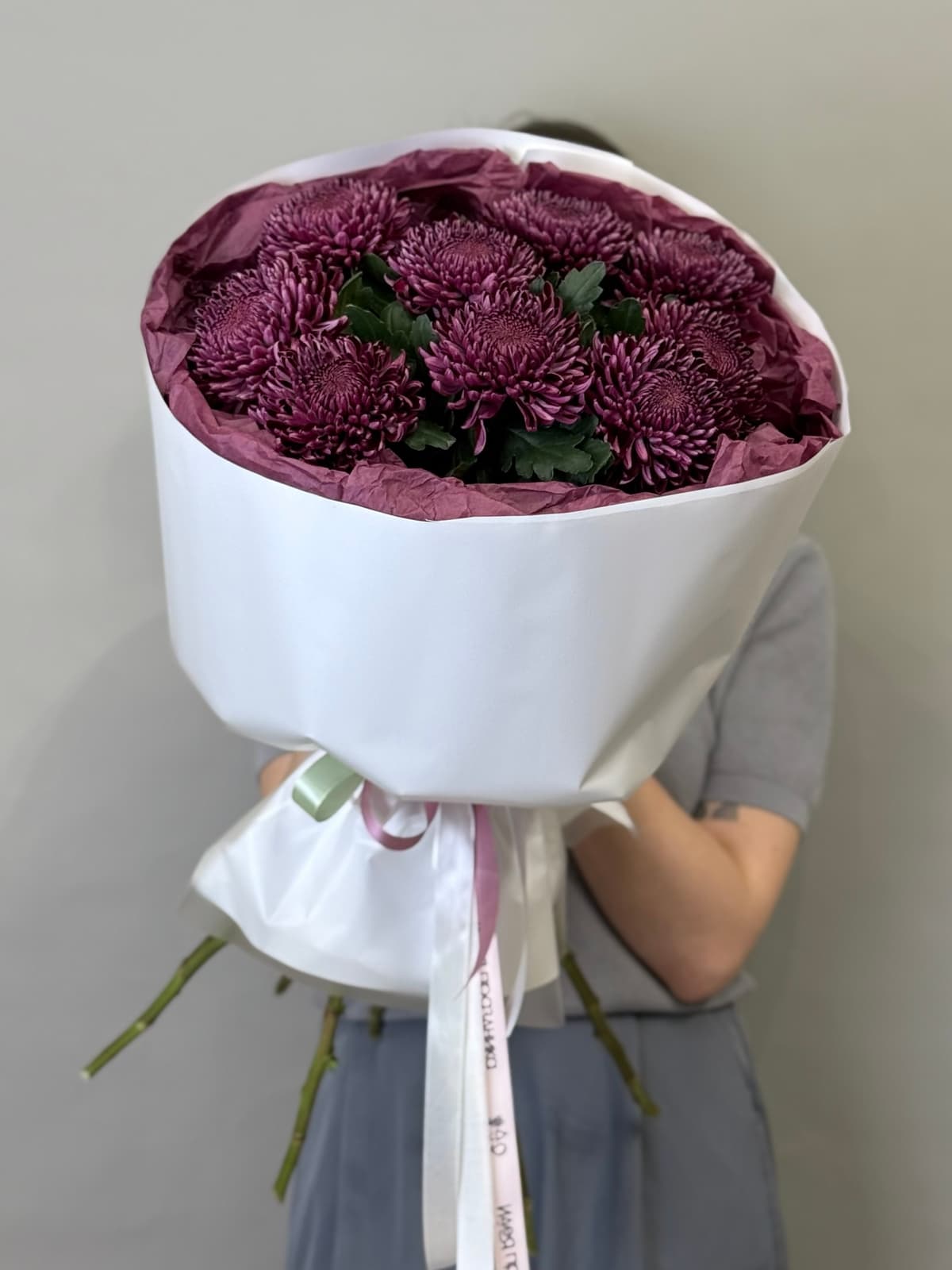 Букет из 9 хризантем Бигуди в фирменной упаковке