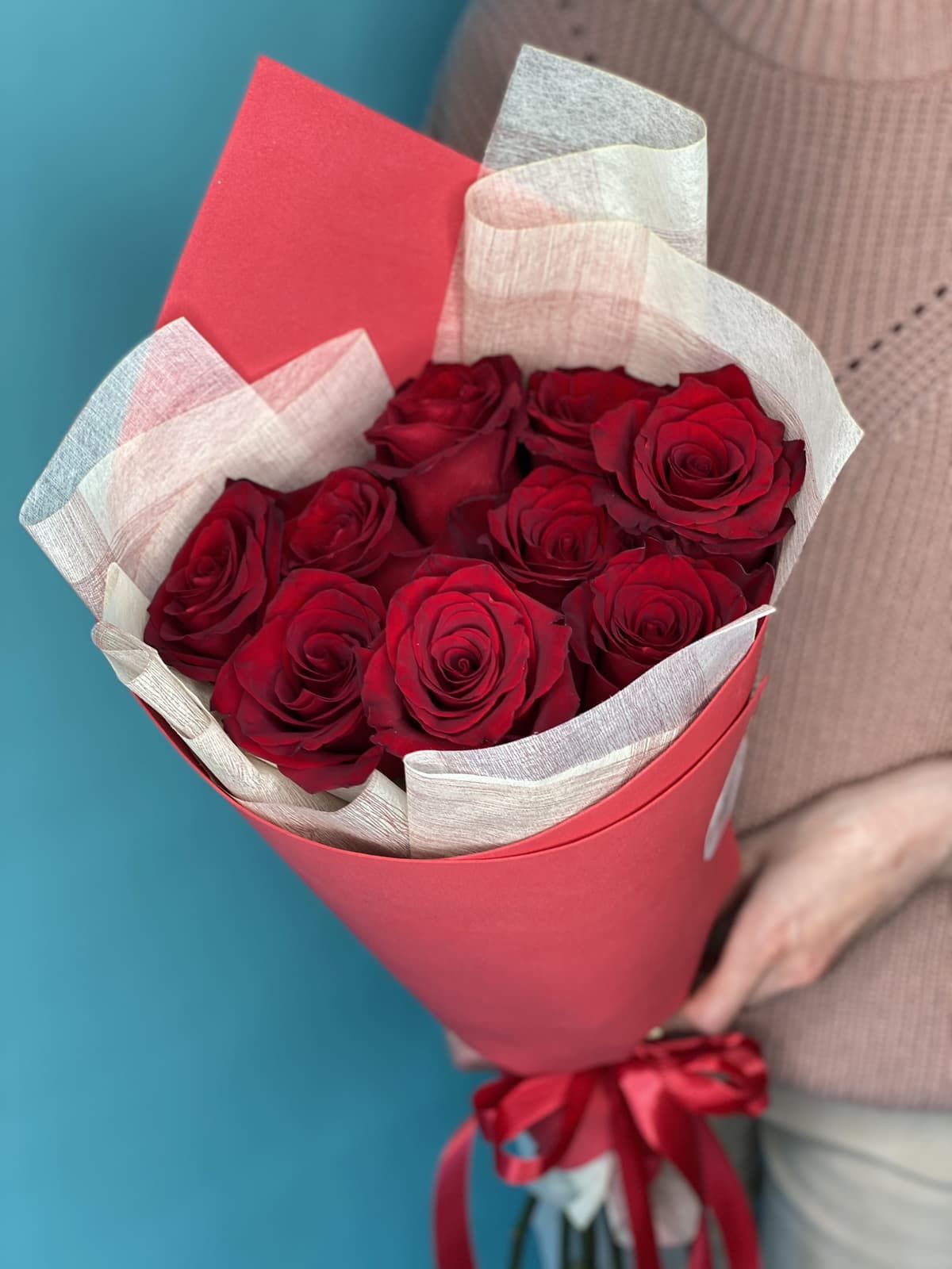 Красочный букет из 9 красных роз Эквадор в фоамиране 100 см