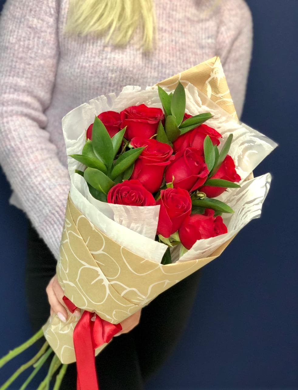 Букет из 9 красных Роз Эквадор в крафте 50 см