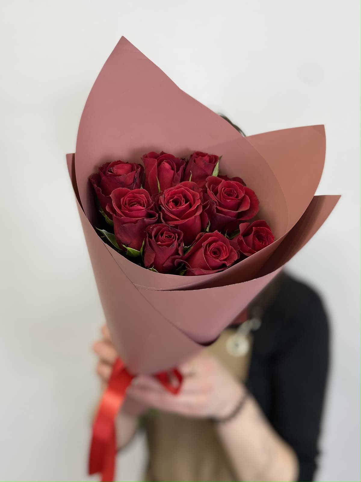 Цветочный букет из 9 красных роз Кения 35-40 см в матовой бумаге