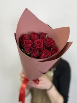 Цветочный букет из 9 красных роз Кения 35-40 см в матовой бумаге