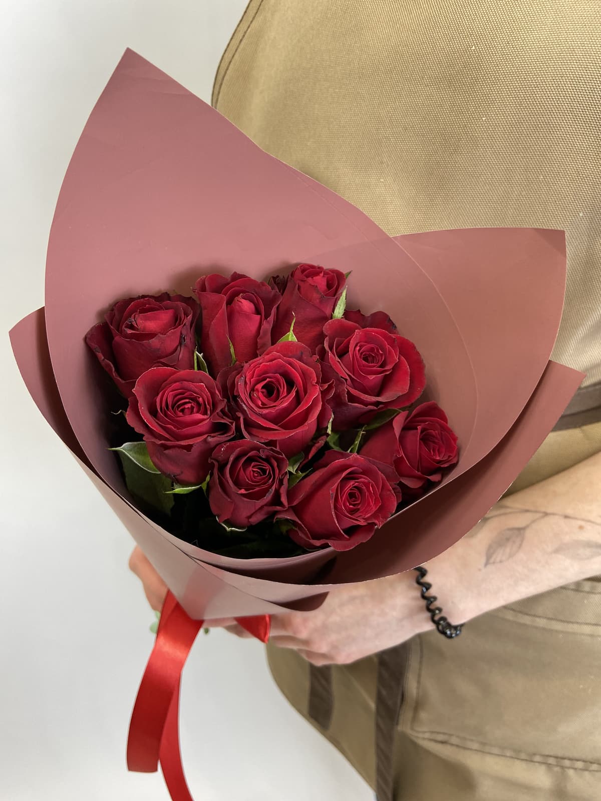 Цветочный букет из 9 красных роз Кения 35-40 см в матовой бумаге