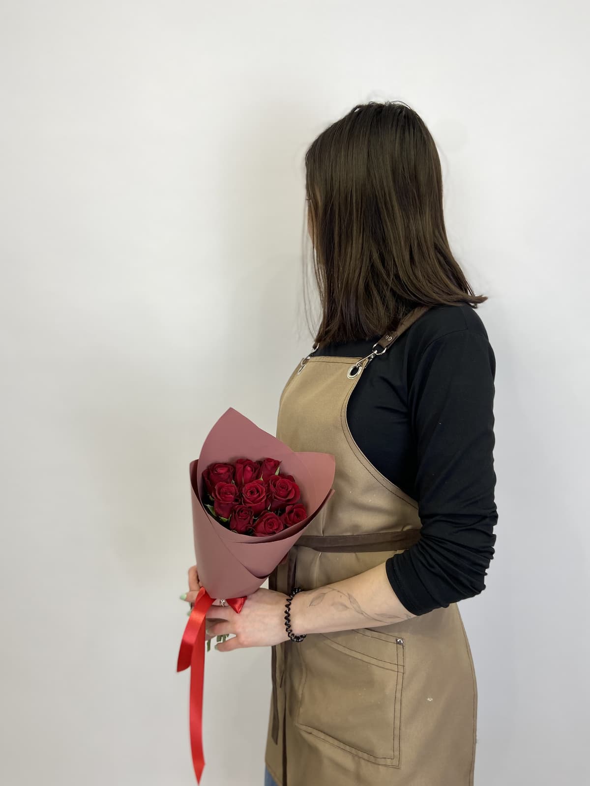 Цветочный букет из 9 красных роз Кения 35-40 см в матовой бумаге