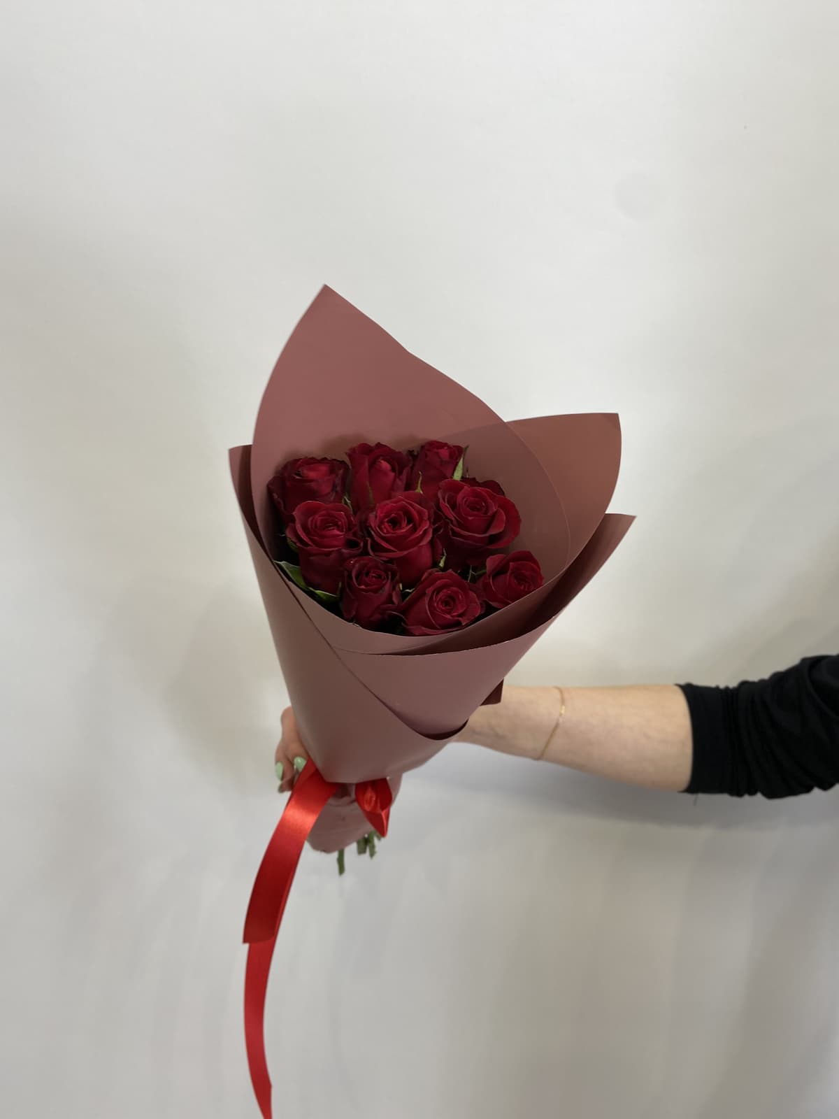 Цветочный букет из 9 красных роз Кения 35-40см в матовом