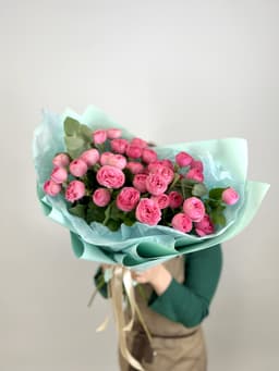 Весенний букет из 9 пионовидных кустовых роз «Жизель» с эвкалиптом