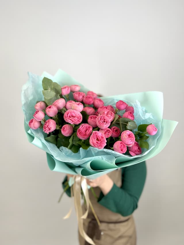 Весенний букет из 9 пионовидных кустовых роз «Жизель» с эвкалиптом Весенний букет из 9 пионовидных кустовых роз «Жизель» с эвкалиптом