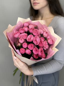 Свежий букет из 9 кустовых пионовидных роз «Жизель»