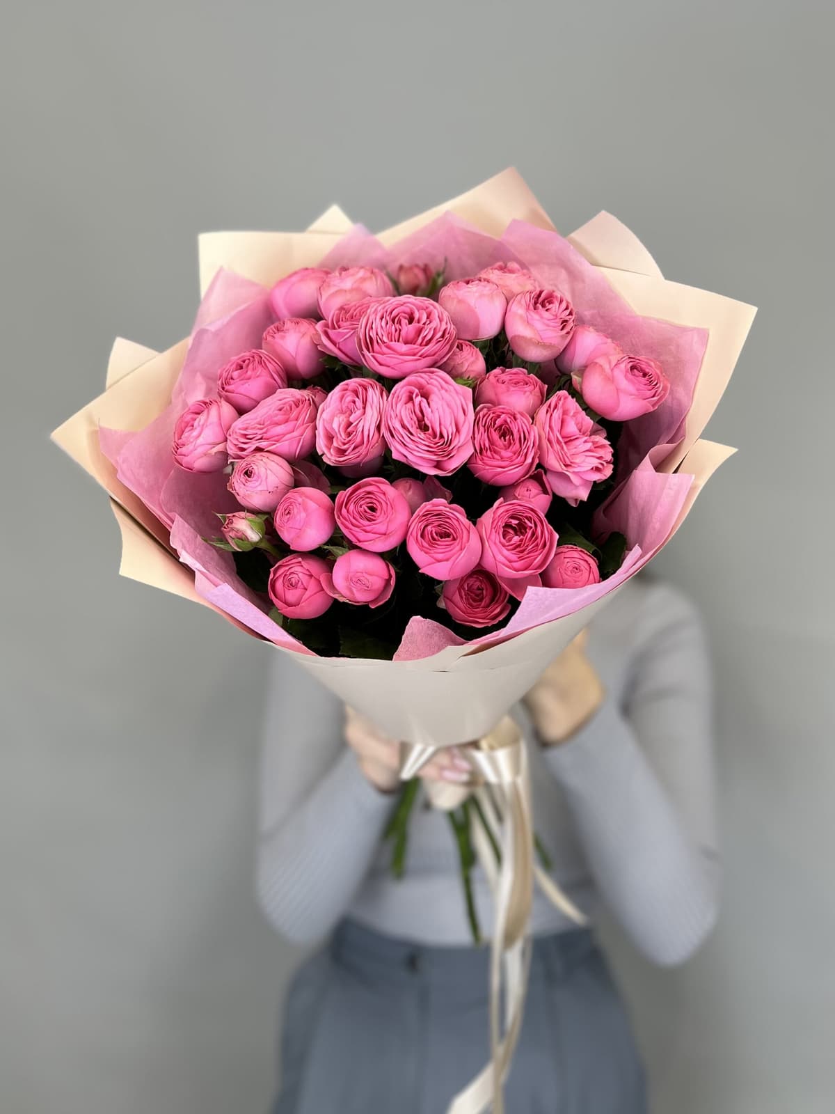 Свежий букет из 9 кустовых пионовидных роз «Жизель»