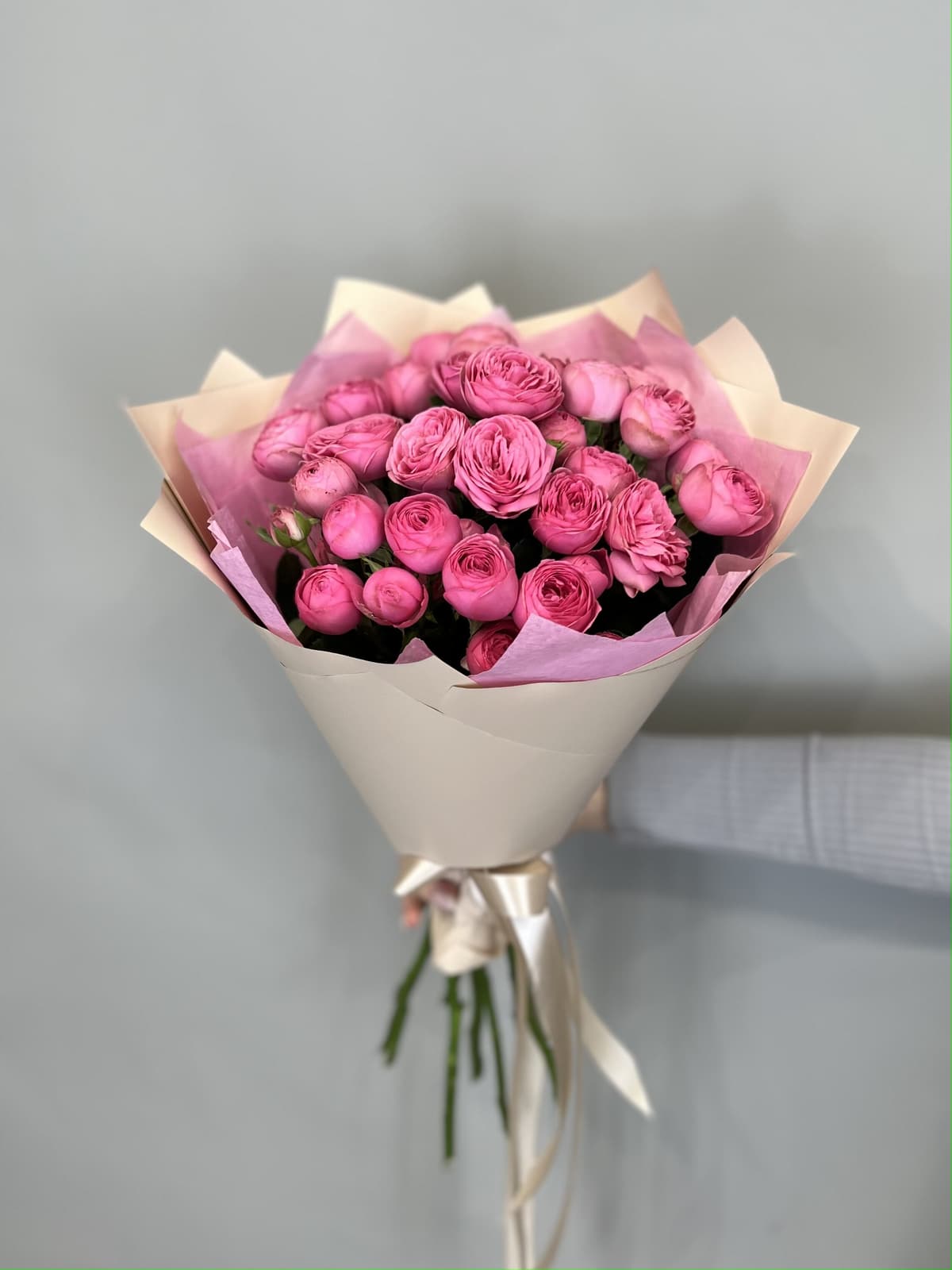 Свежий букет из 9 кустовых пионовидных роз «Жизель»