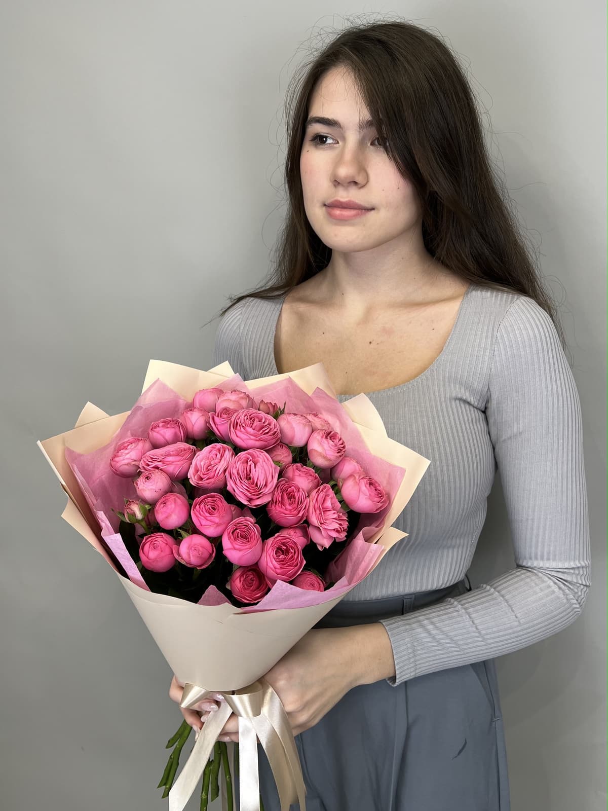 Свежий букет из 9 кустовых пионовидных роз «Жизель»