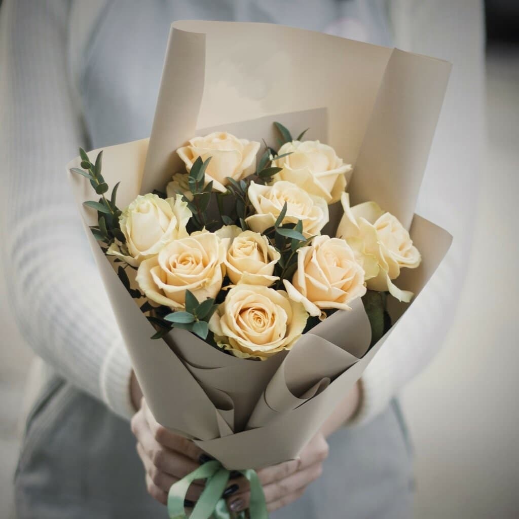 Свежий букет из 9 персиковых Роз Эквадор в матовой бумаге 70 см