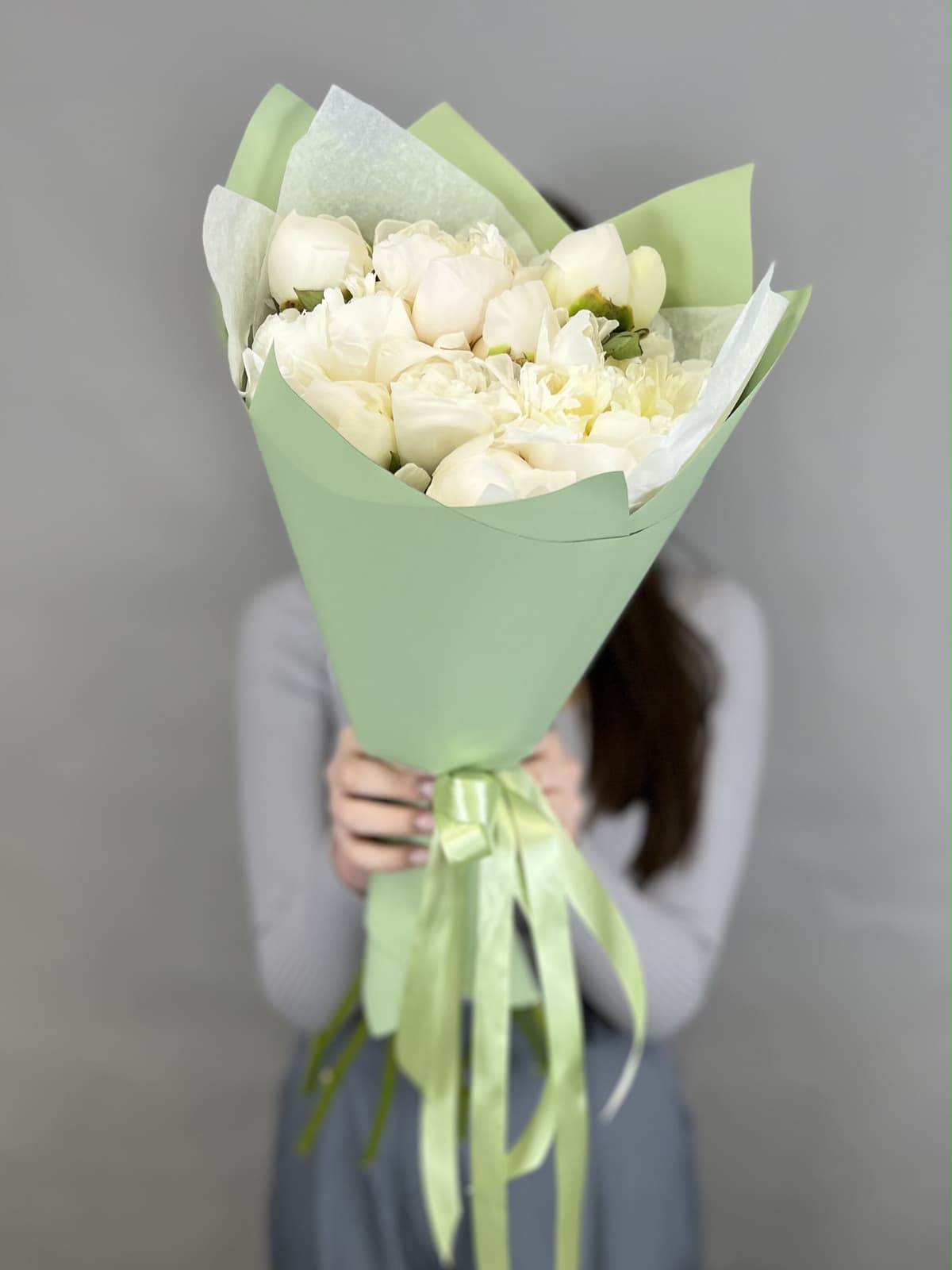 Нежный букет из 9 пионов Duchesse de Nemo