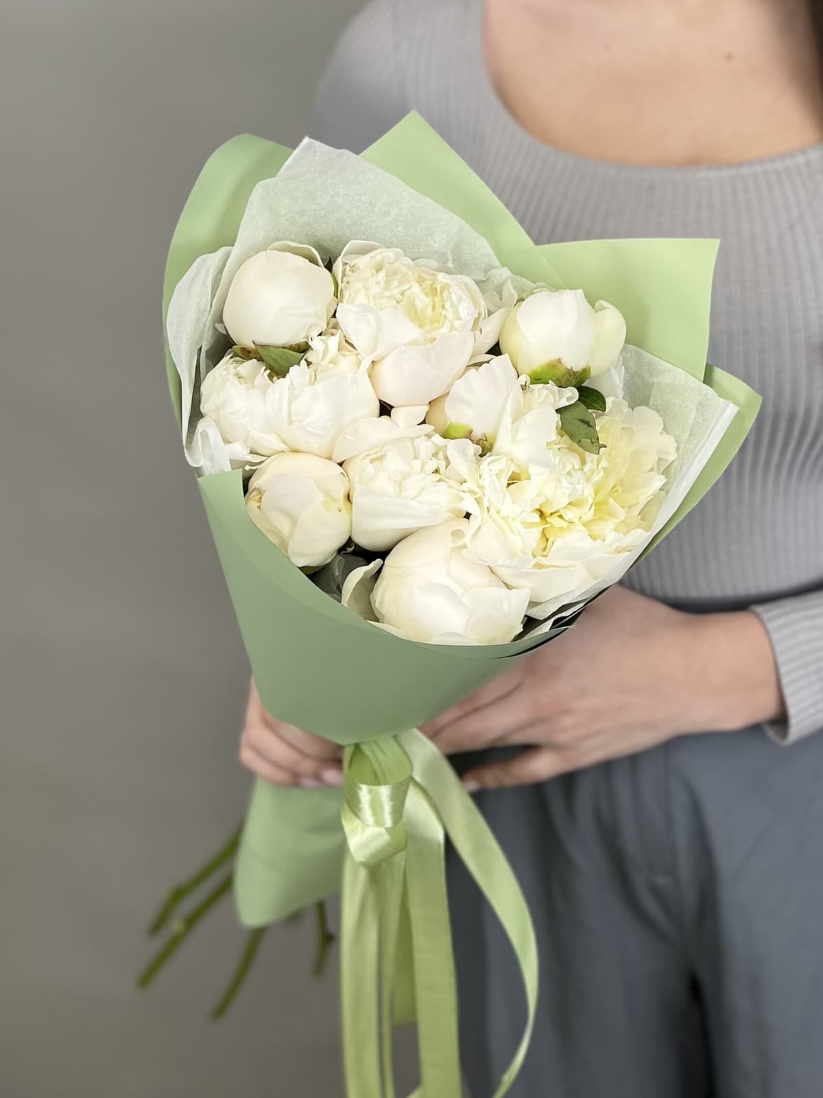 Нежный букет из 9 пионов Duchesse de Nemo