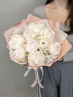 Цветочный букет из 9 пионов Odile