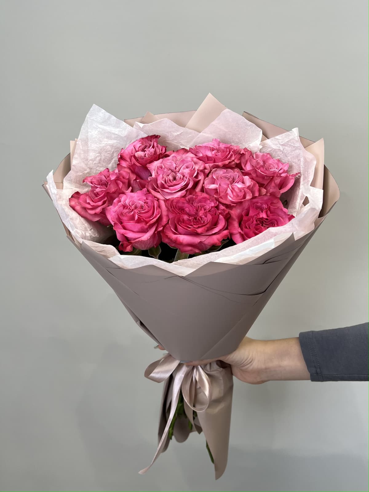 Красивый букет из 9 пионовидных роз "Country Blues"