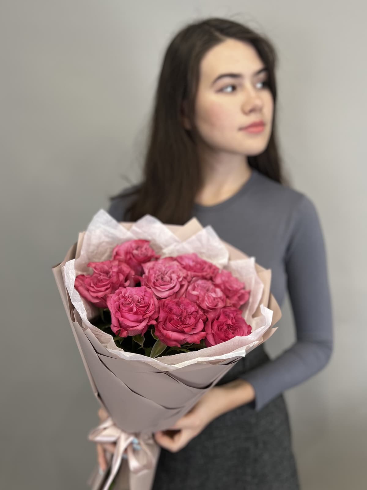 Красивый букет из 9 пионовидных роз "Country Blues"