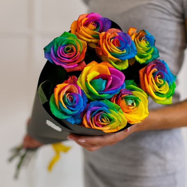 Букет из 9 радужных Роз Эквадор в крафте Букет из 9 радужных Роз Эквадор в крафте