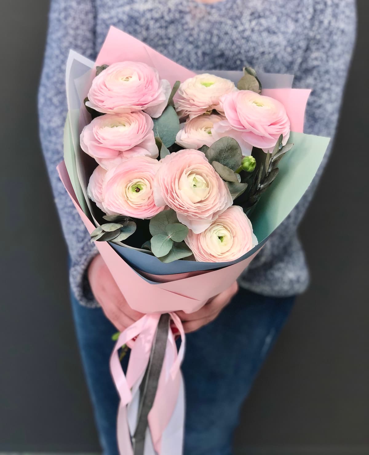 Букет из 9 Ранункулюсов в матовой бумаге