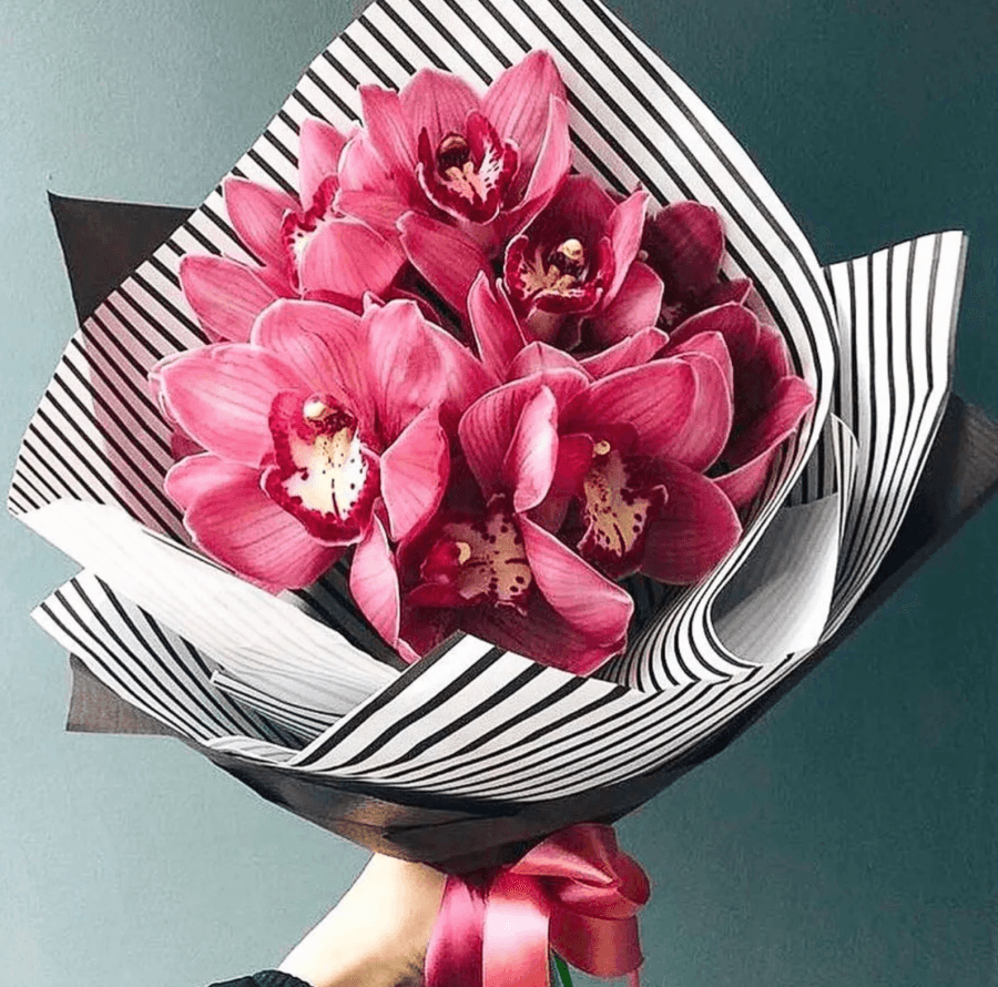 Стильный букет из 9 розовых Орхидей в матовой бумаге