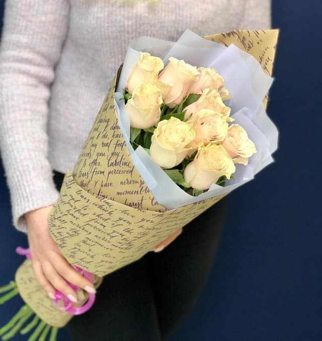 Букет из 9 розовых Роз Эквадор в крафте 50 см Букет из 9 розовых Роз Эквадор в крафте 50 см