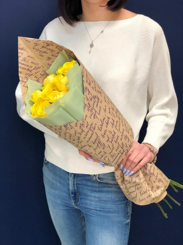 Букет из 9 жёлтых Роз Эквадор в крафте 50 см Букет из 9 жёлтых Роз Эквадор в крафте 50 см