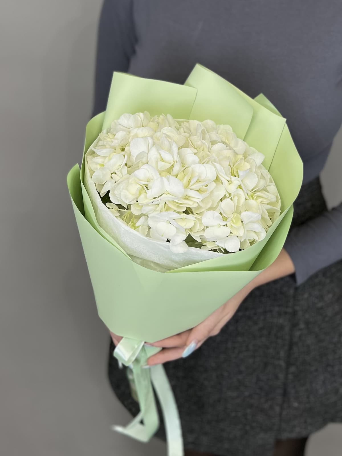 Букет из белой гортензии в упаковке Проспект