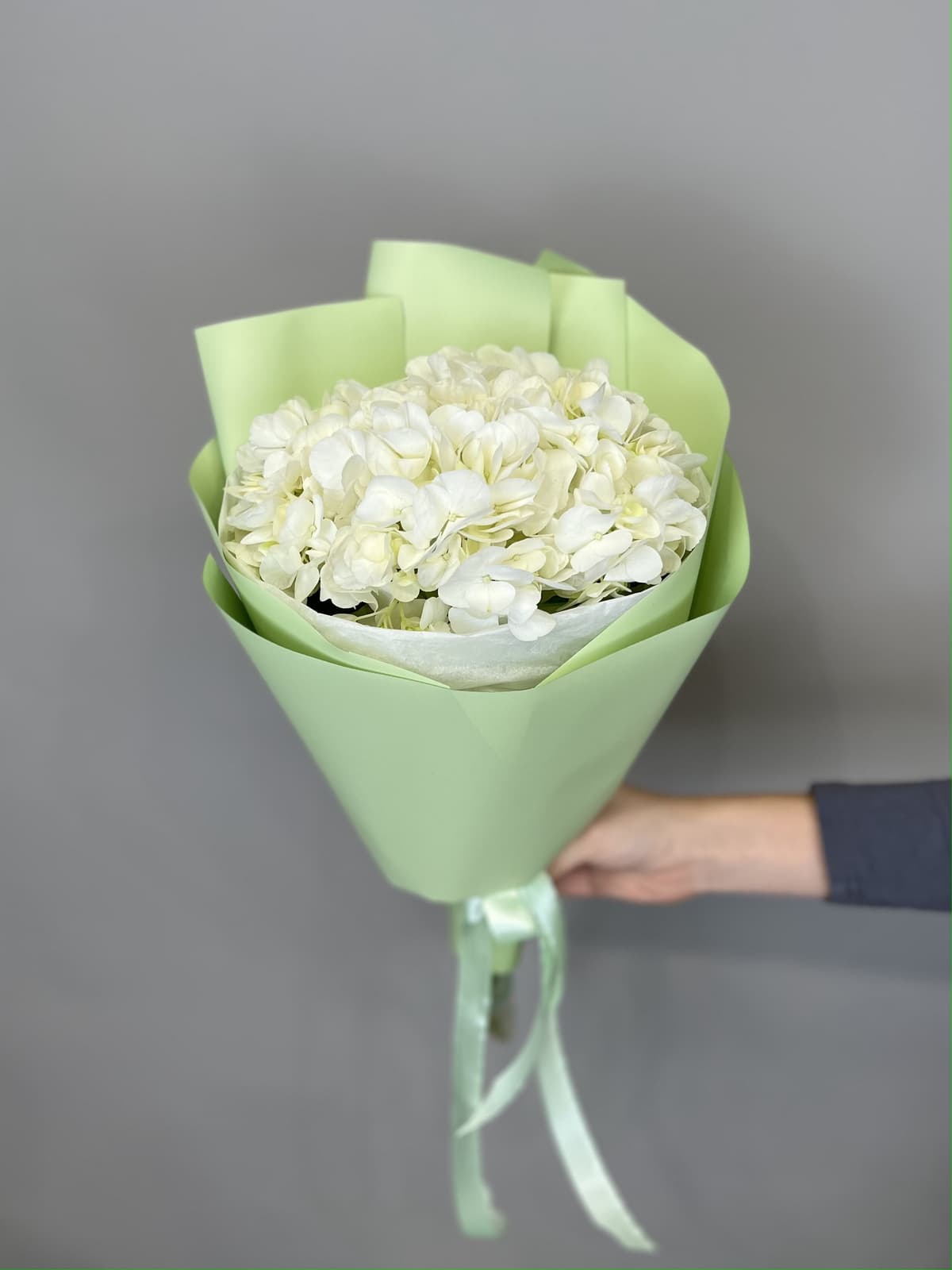 Букет из белой гортензии в упаковке Проспект