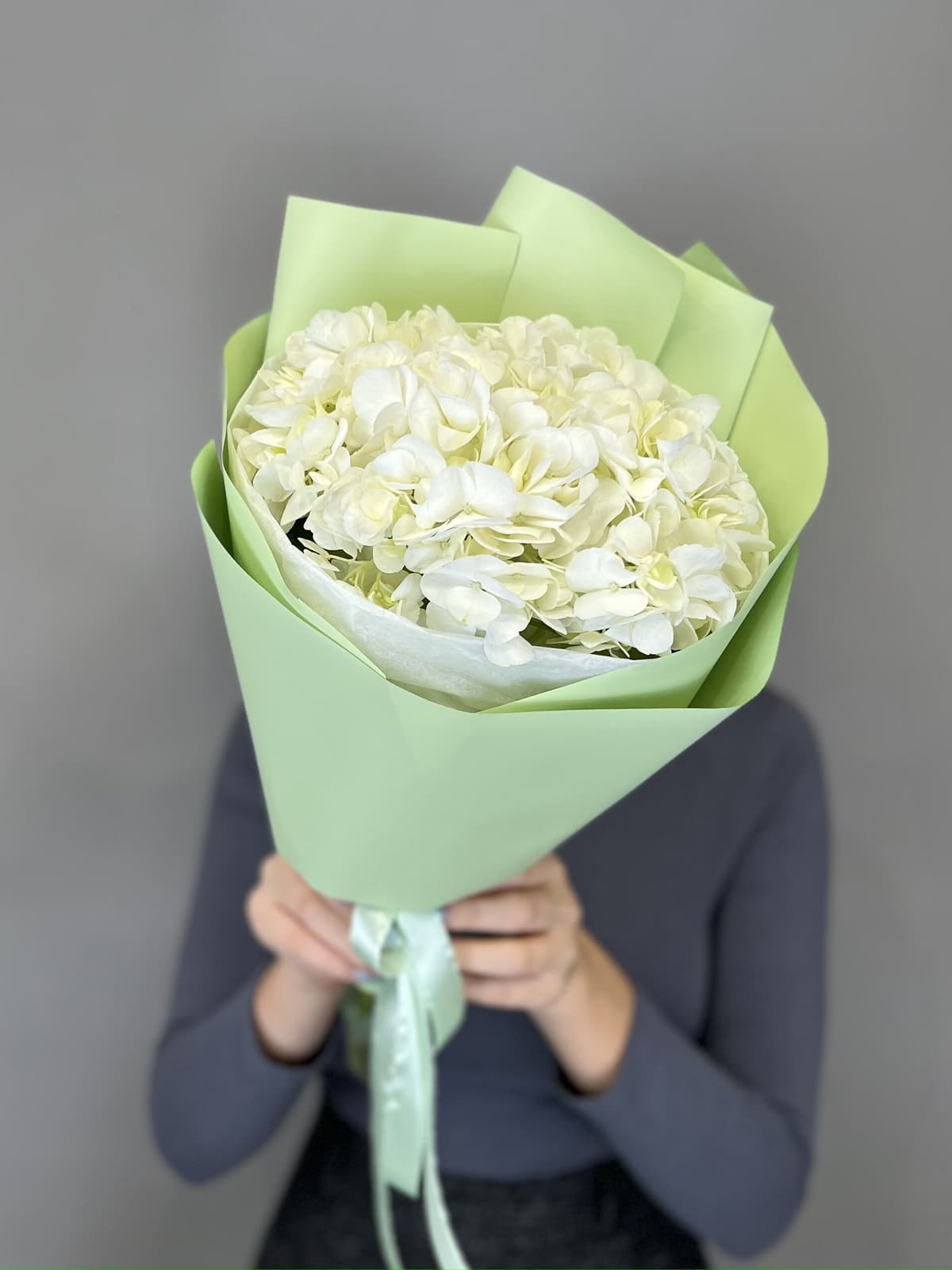 Букет из белой гортензии в упаковке Проспект