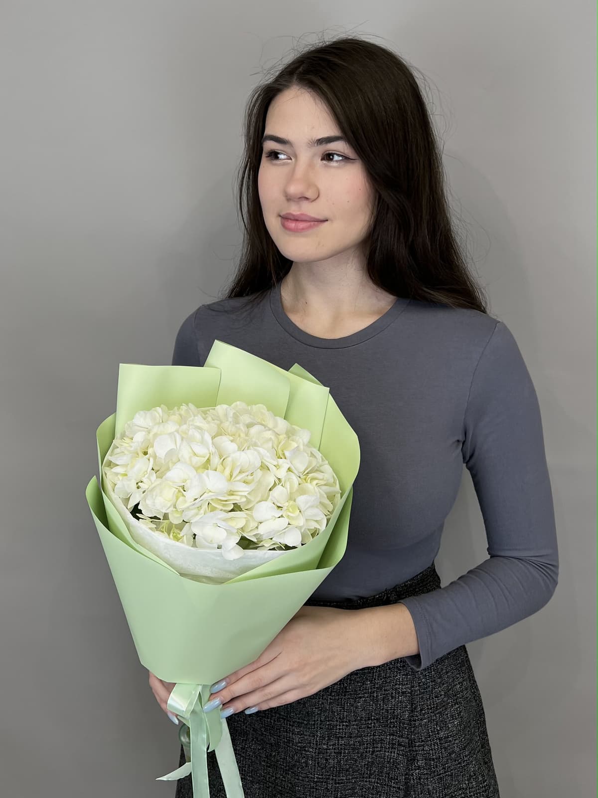 Букет из белой гортензии в упаковке Проспект