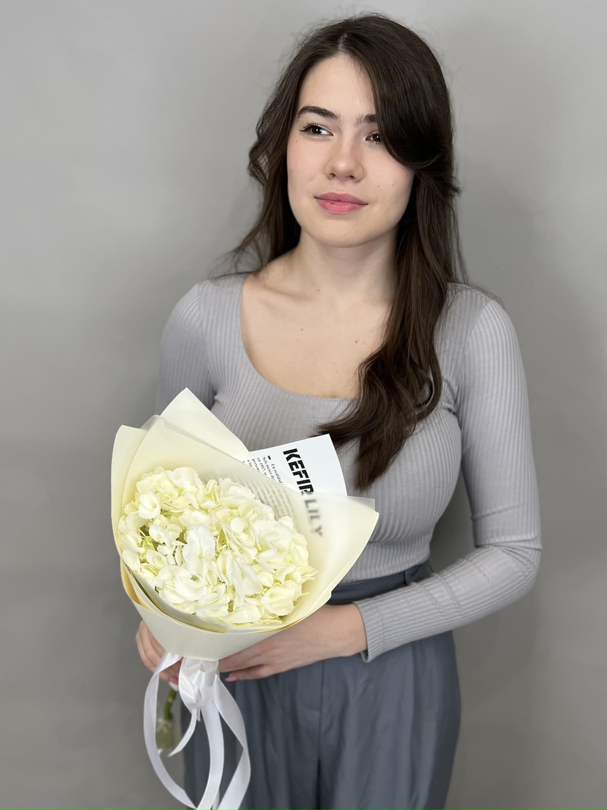 Свежий букет из белой гортензии в упаковке