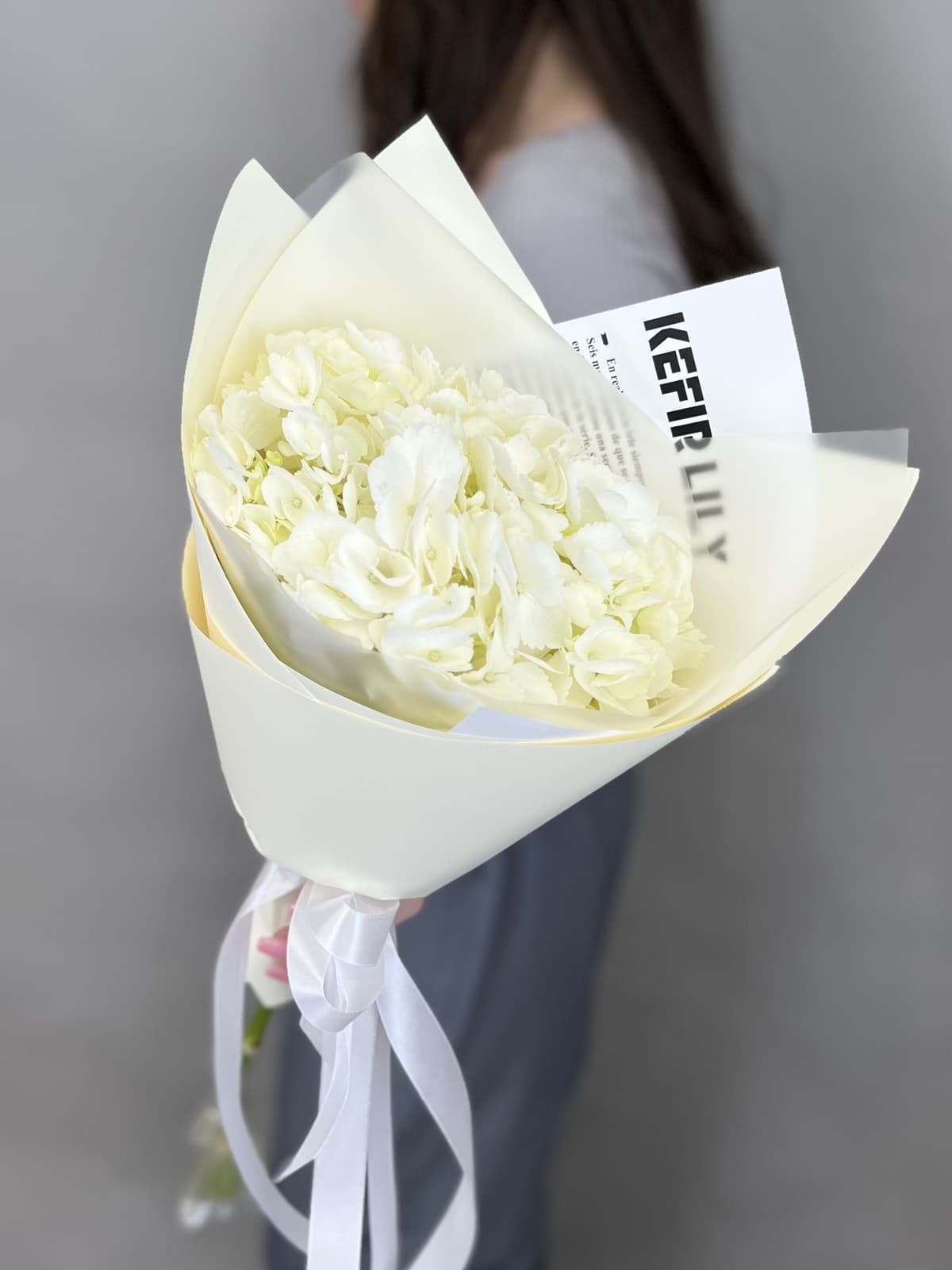 Свежий букет из белой гортензии в упаковке