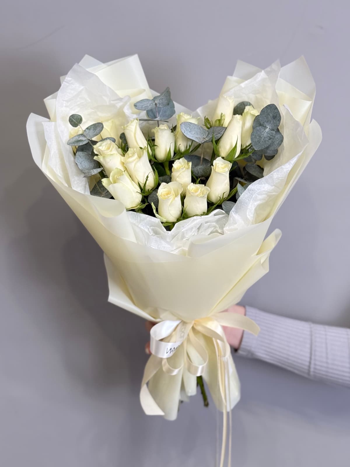 Букет из белых роз кения "Athena" M