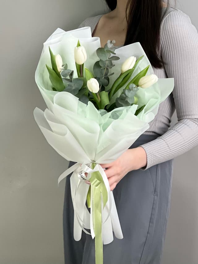Букет из белых тюльпанов "Поцелуй весны" (5) Букет из белых тюльпанов "Поцелуй весны" (5)