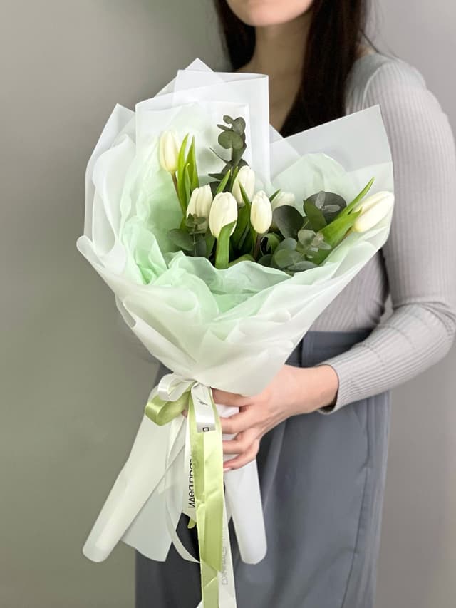 Букет из белых тюльпанов "Поцелуй весны" (7) Букет из белых тюльпанов "Поцелуй весны" (7)