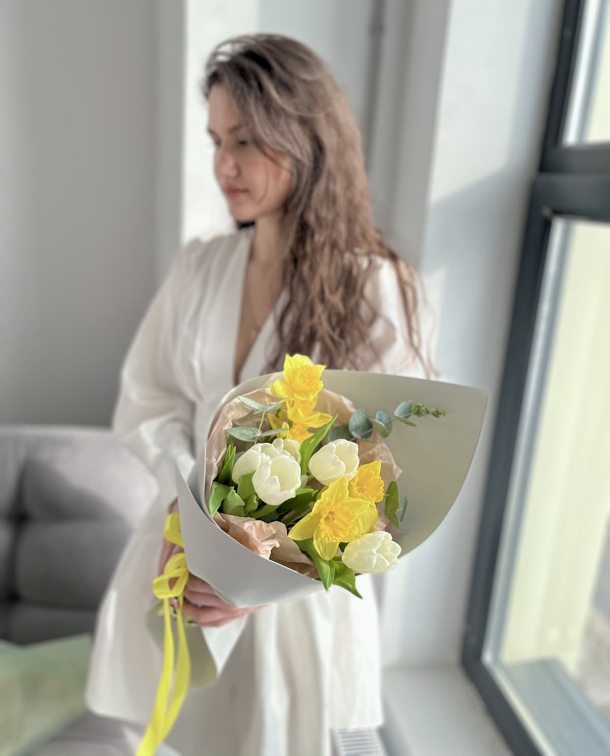 Букет из белых Тюльпанов и Нарциссов с Эвкалиптом