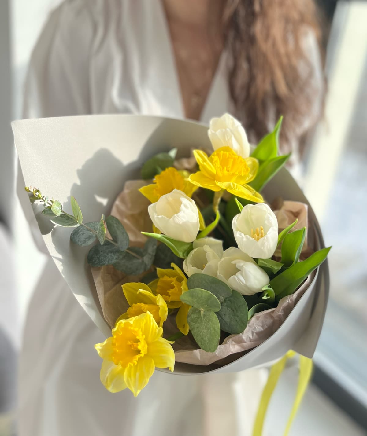 Букет из белых Тюльпанов и Нарциссов с Эвкалиптом