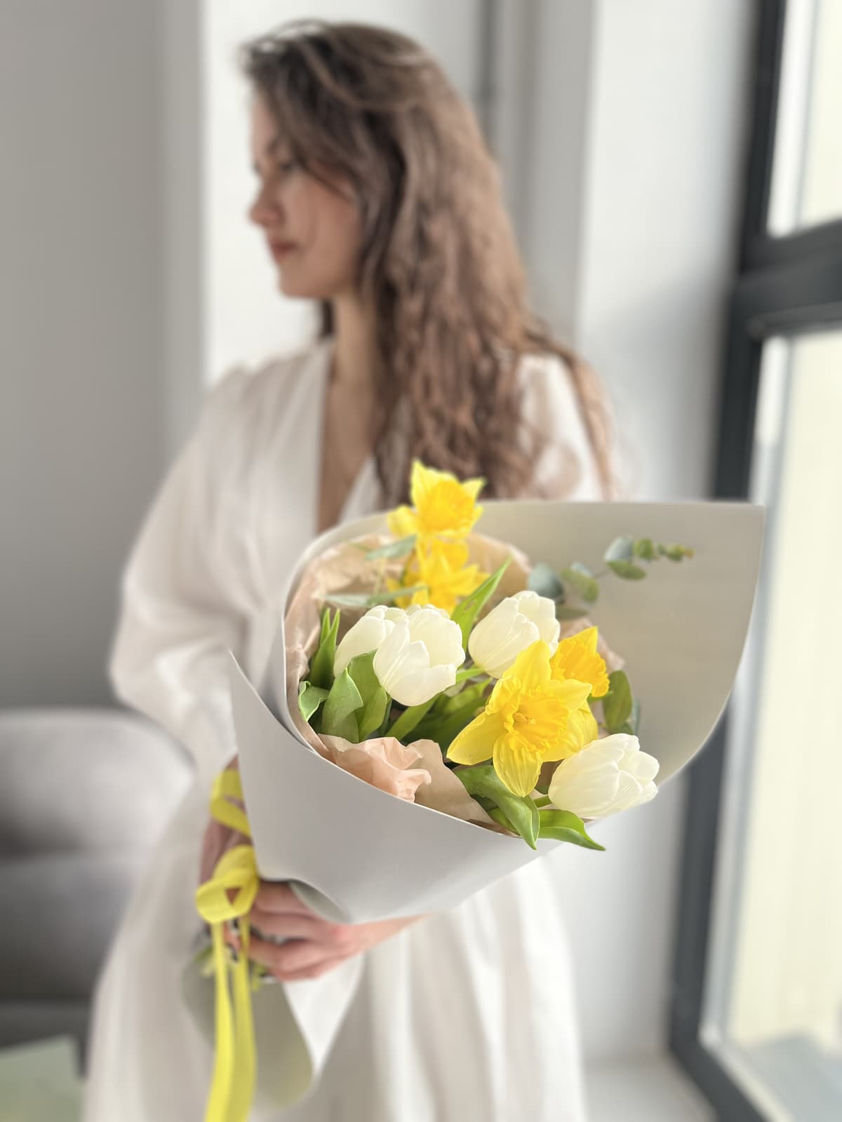 Букет из белых Тюльпанов и Нарциссов с Эвкалиптом